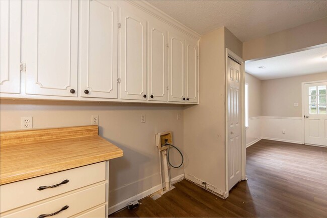 Building Photo - Three Bedroom Home!