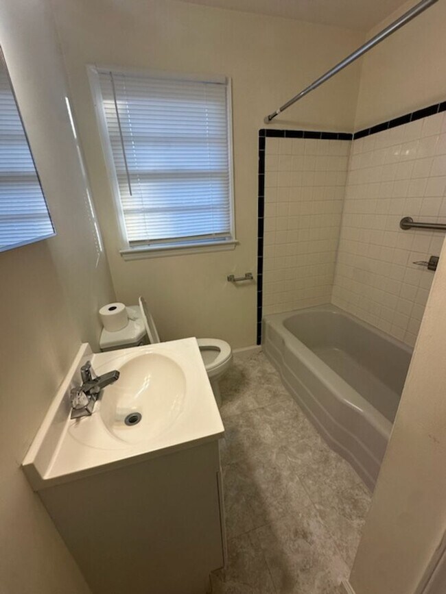 Building Photo - Sixteenth St Duplex-ZEE