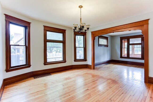 Foto del edificio - Renovated 3 Bedroom 2 bathroom house. Superb Master suite.