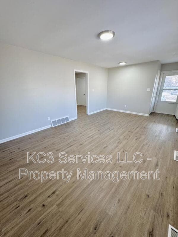 Building Photo - 5938 E 136th St