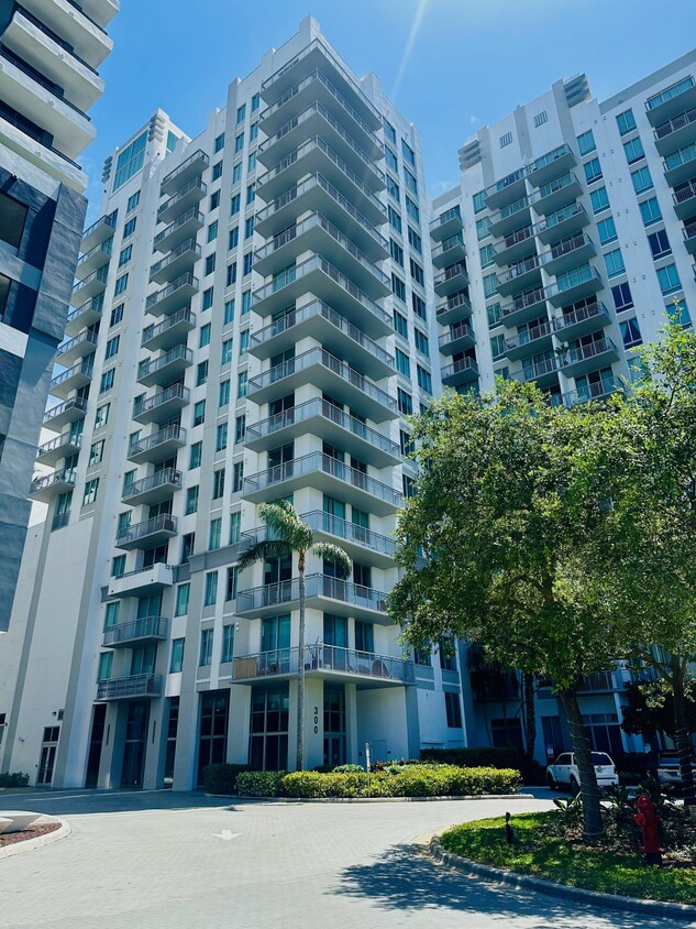 Primary Photo - 300 S Australian Ave