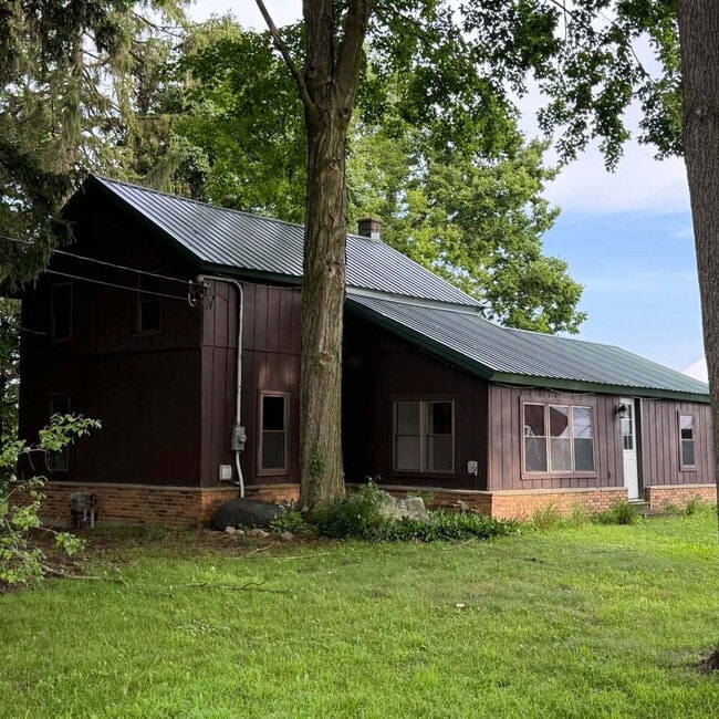 Building Photo - Updated Farmhouse for rent in private sett...