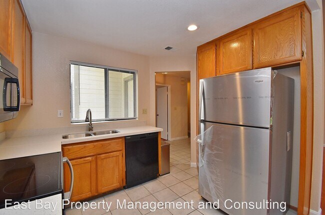 Building Photo - 3 br, 2.5 bath House - 4869 Ridgewood Dr.