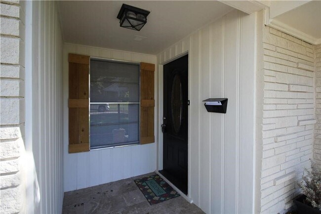 Building Photo - Totally Renovated 3-Bedroom, 2-Bath Home i...