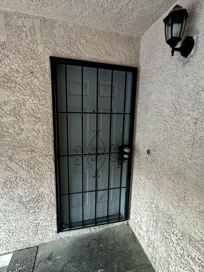 Foto del edificio - 3 BEDROOM 2 BATH, UPSTAIRS UNIT, NO CAPRET...