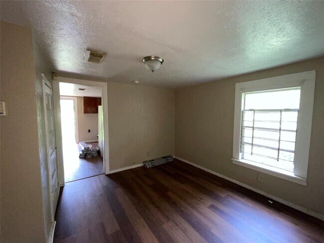 Building Photo - 4827 Shreveport Blvd