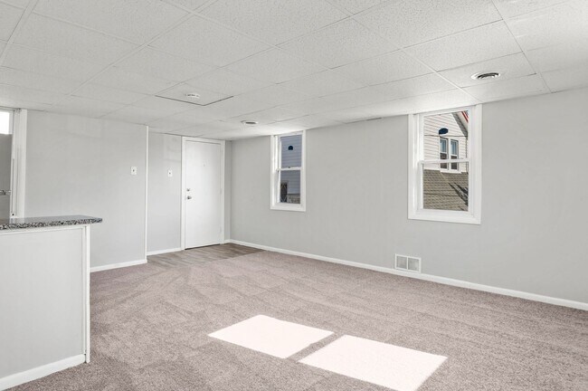 Foto del edificio - *HALF MONTH FREE!* 3rd Flr. Walk-up! Compl...