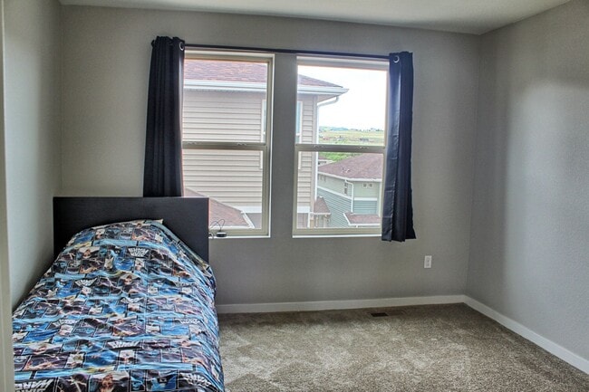 Building Photo - Newer 5 bed 3.5 bath home in the Meadows