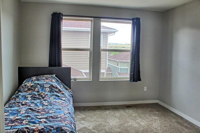 Foto del edificio - Newer 5 bed 3.5 bath home in the Meadows