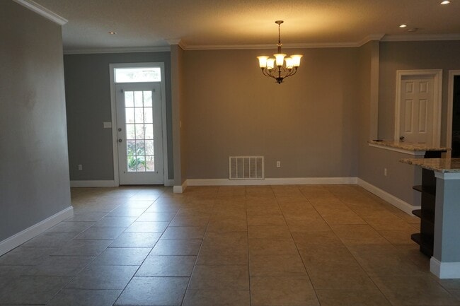 Foto del edificio - Beautifully Upgraded 3B/2B Unfurnished hom...