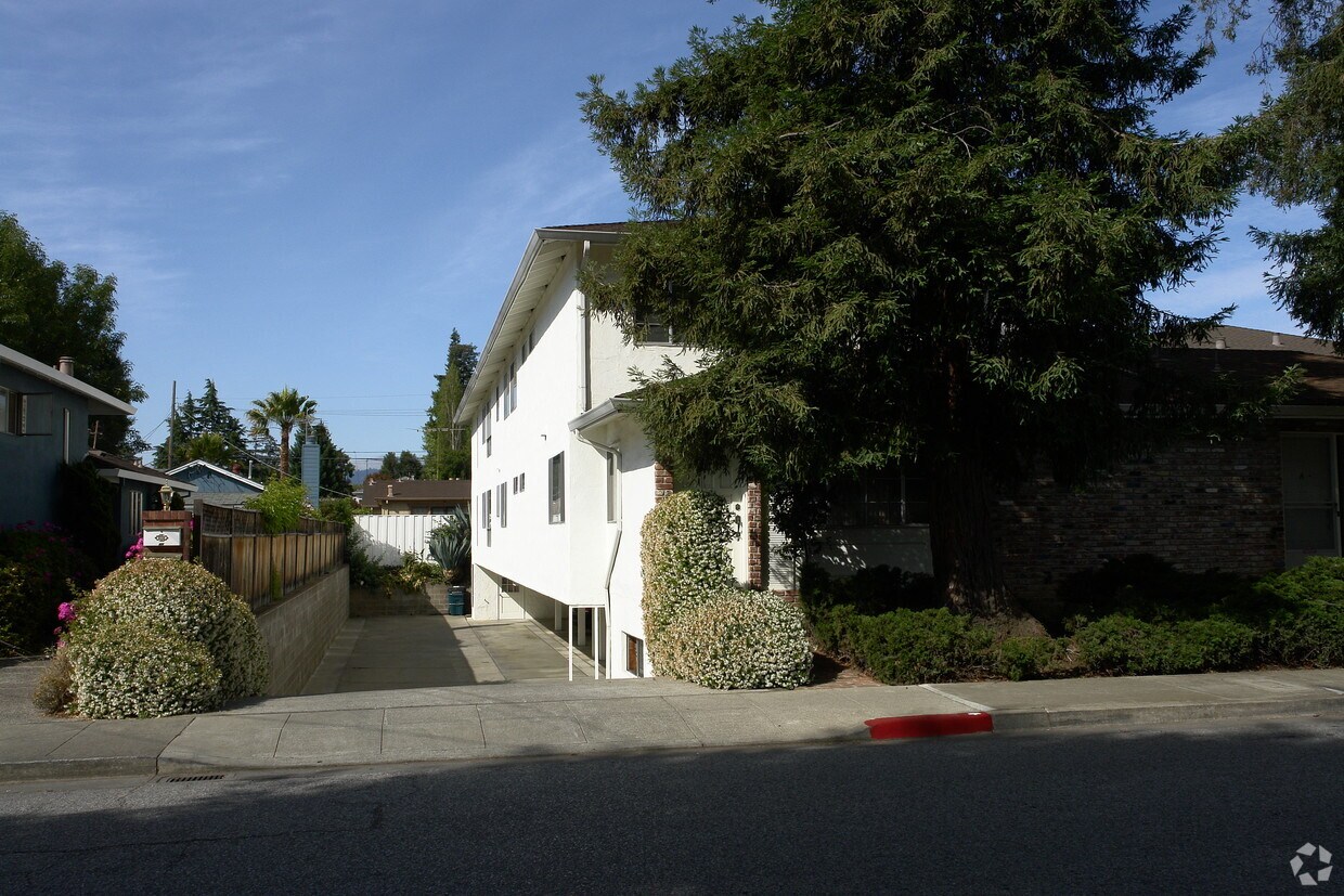 Building Photo - 945 Crane St