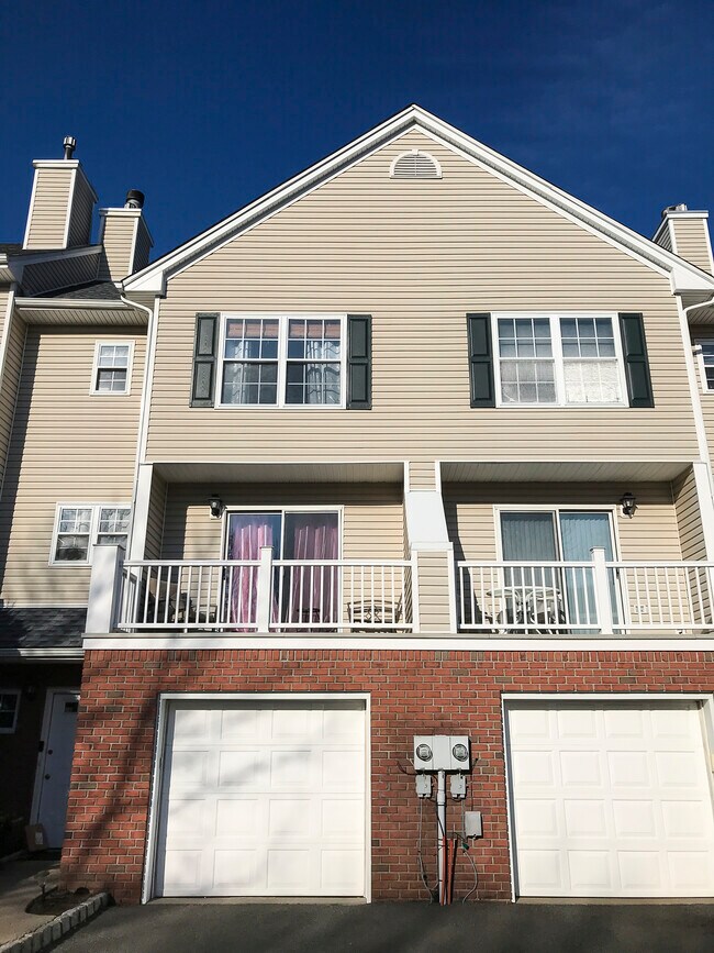 Building Photo - 28 Castle Dr