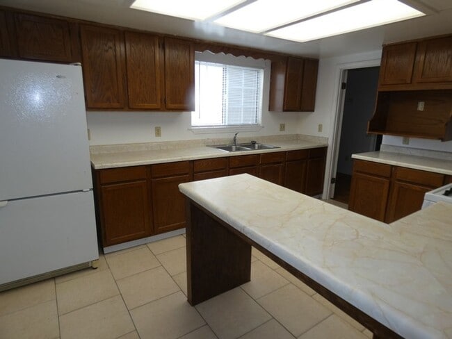 Building Photo - Charming Older Home Near Downtown Santa Maria