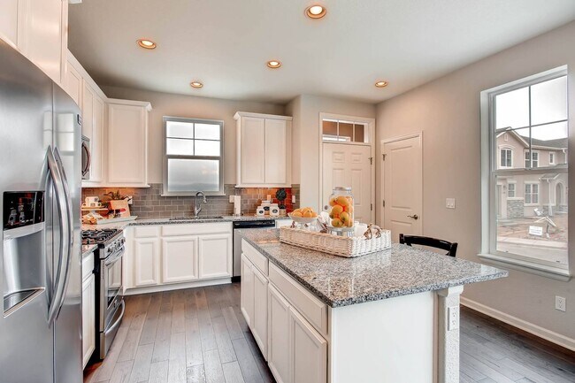 Foto del edificio - End Unit Townhome in Northgate!