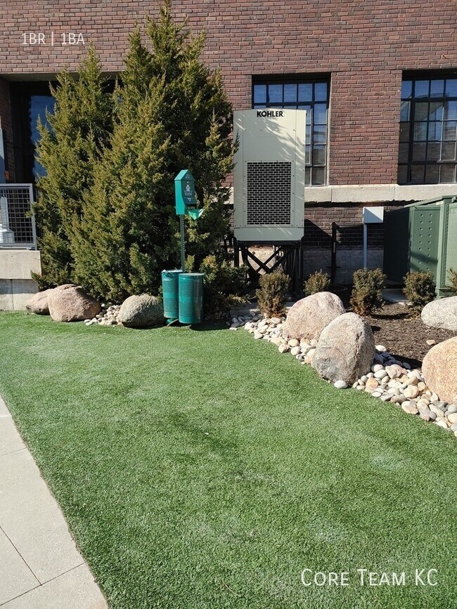 Building Photo - One bedroom with a den in Crossroads!