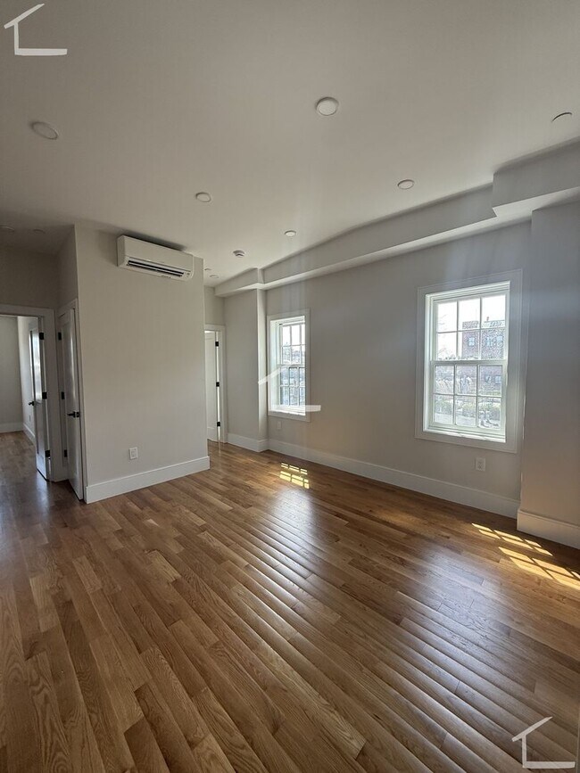 Foto del edificio - Charming 3 Bedroom- No Broker Fee