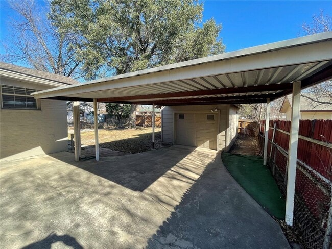 Building Photo - 3 BR/2BA | Single Family Home | Covered Patio | Additional Living room!
