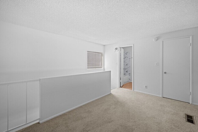 Foto del edificio - Top-Floor 1-Bedroom Condo with Vaulted Ceilings and Private Balcony