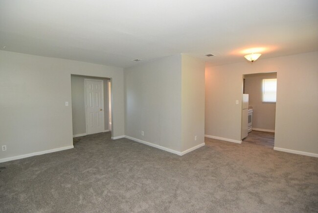 Building Photo - $885 - 2 Bed/1 Bath apartment for rent in ...