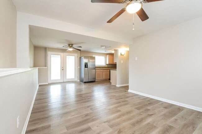 Building Photo - 2 WEEKS FREE RENT & FREE 55” TV IF MOVED IN BY 7/31! Spacious 3bd/2ba House with A/C in Prime Lak...