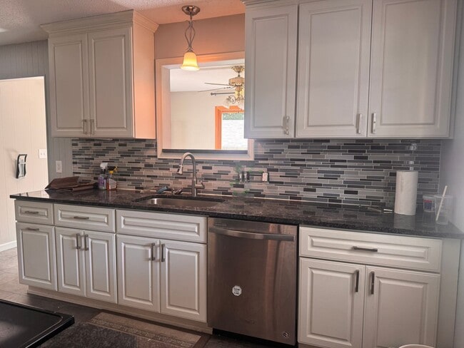 Building Photo - 3 bed-2 bath Home for rent in Roseville, MN