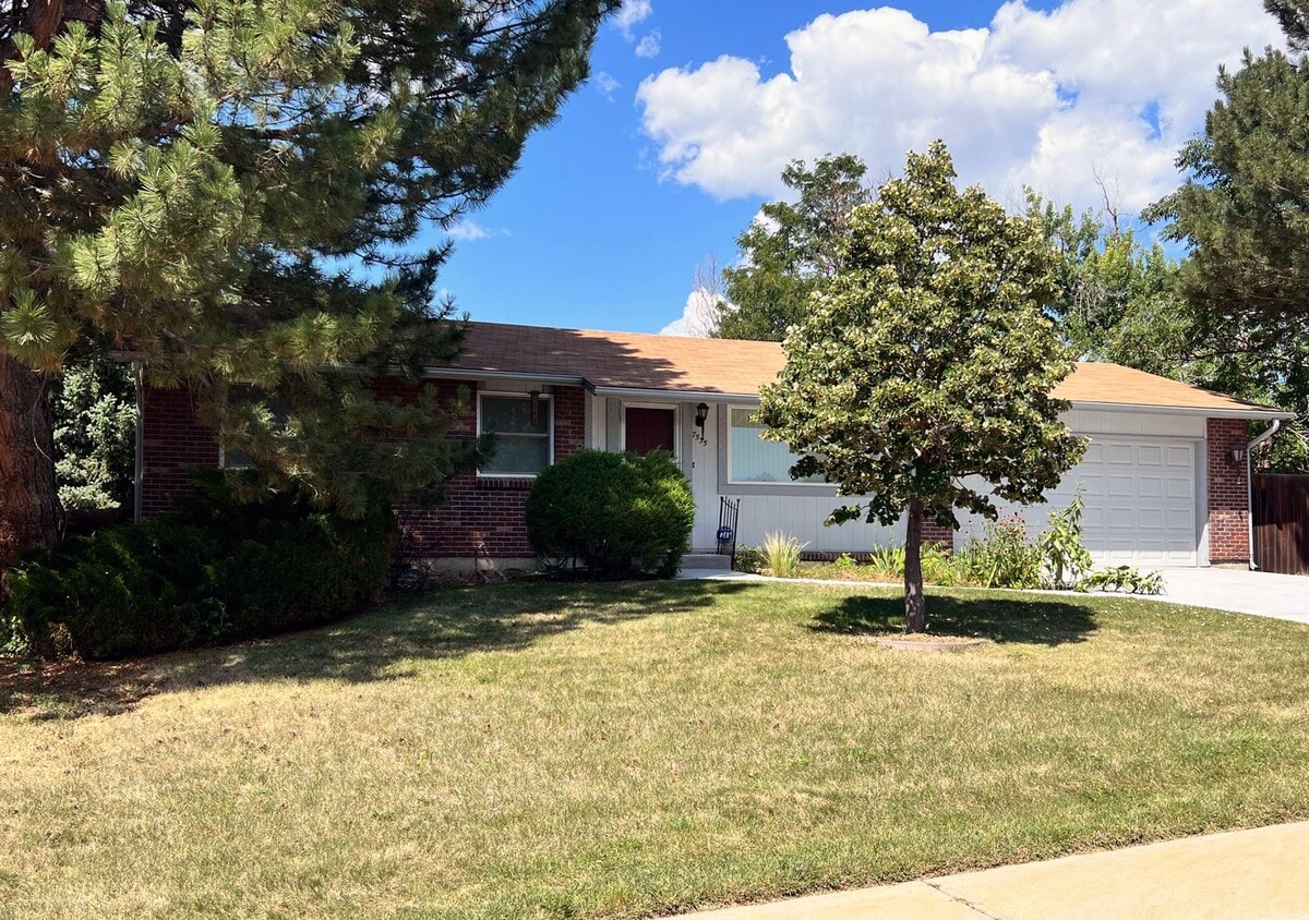 Refreshed Arvada Ranch with 3 Bedrooms, 1 Bathroom and a 2-Car Attached Garage - Refreshed Arvada Ranch with 3 Bedrooms, 1 Bathroom and a 2-Car Attached Garage