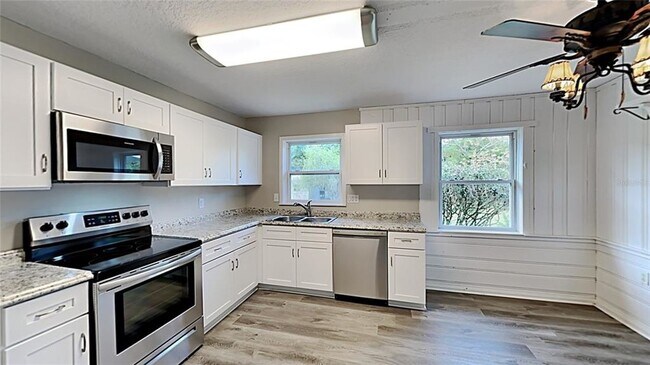 Building Photo - 120 S Hull Ave