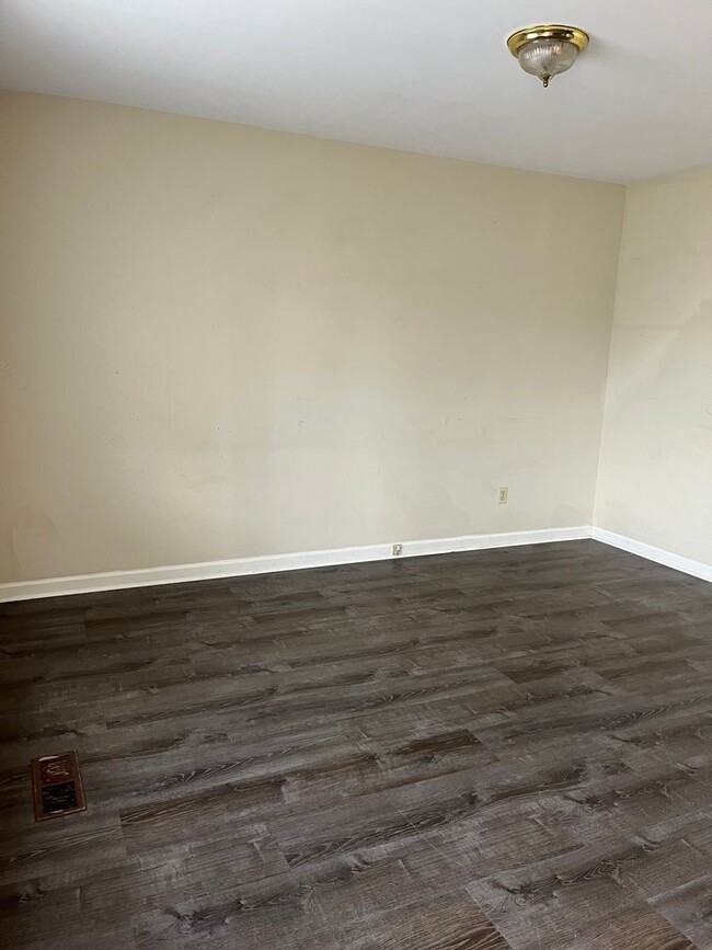 Building Photo - 2 bedroom 1 bath duplex