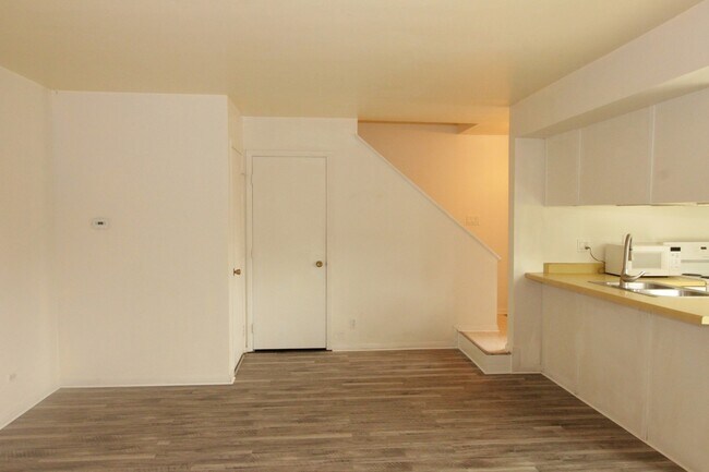 Building Photo - 647 Chip Ct