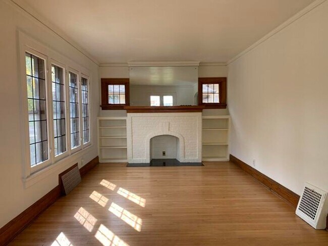 Foto del edificio - 4 Bedroom Single-Family House in Shorewood