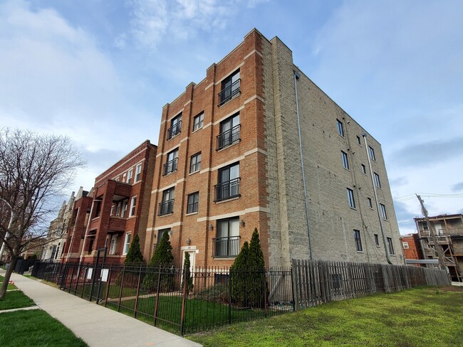 Building Photo - 4925 S Forrestville Ave