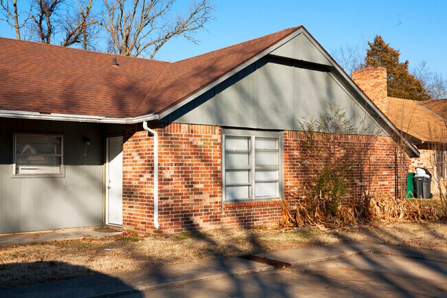 Building Photo - 1503 W Rolling Oaks Dr