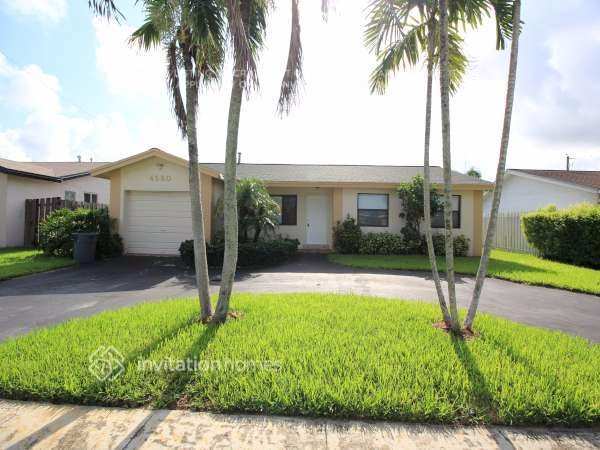 Foto principal - 4580 NW 113th Terrace