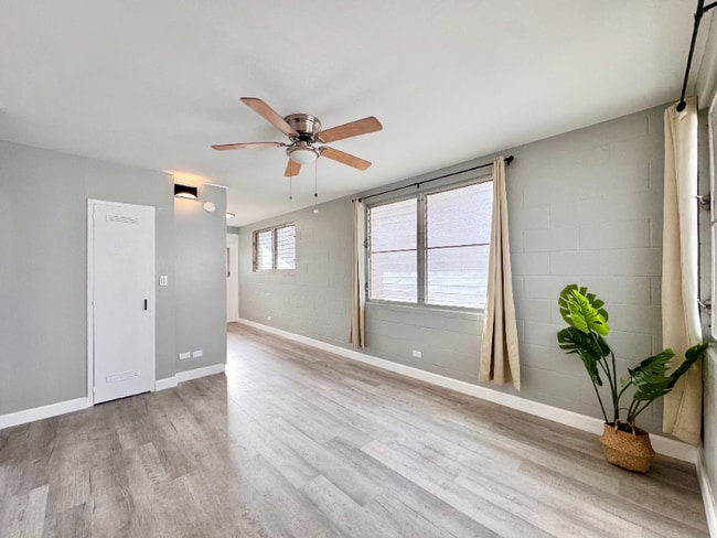 Building Photo - 722 University Ave