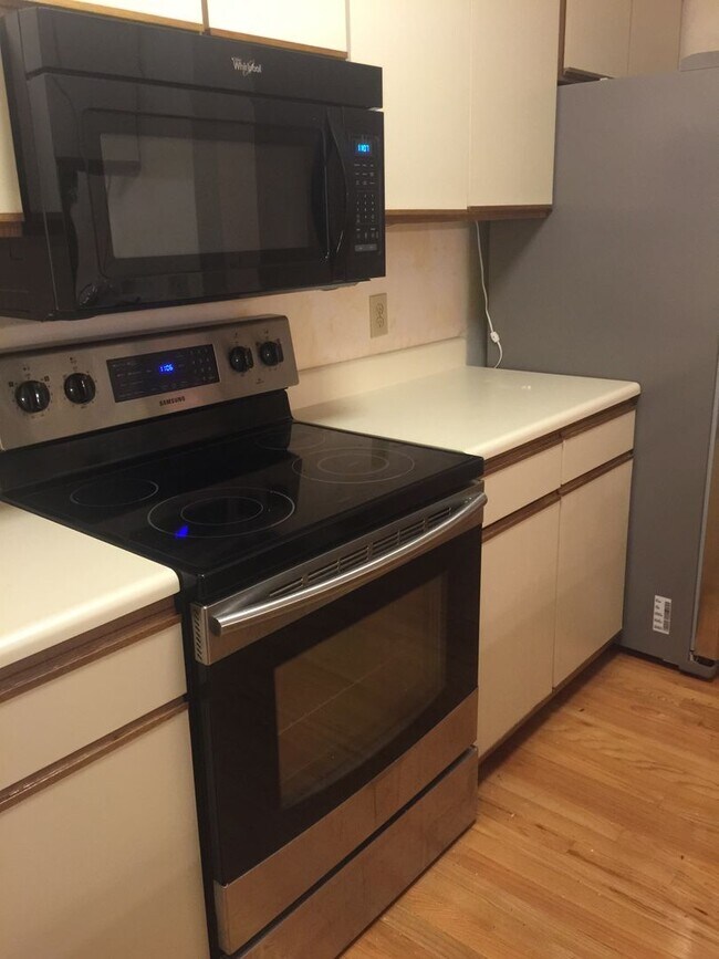 Foto del edificio - Modern 3BR Condo in Finley Forest – Prime Chapel Hill Location near UNC & RTP