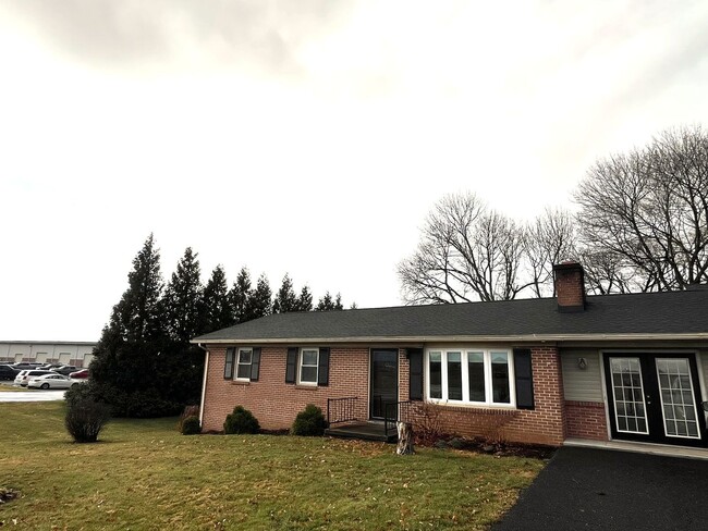 Foto del edificio - Beautifully Renovated Single-Family Ranch – 3 Beds, 2 Baths