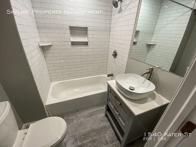 Baño completo en el segundo piso - 1540 Kater St
