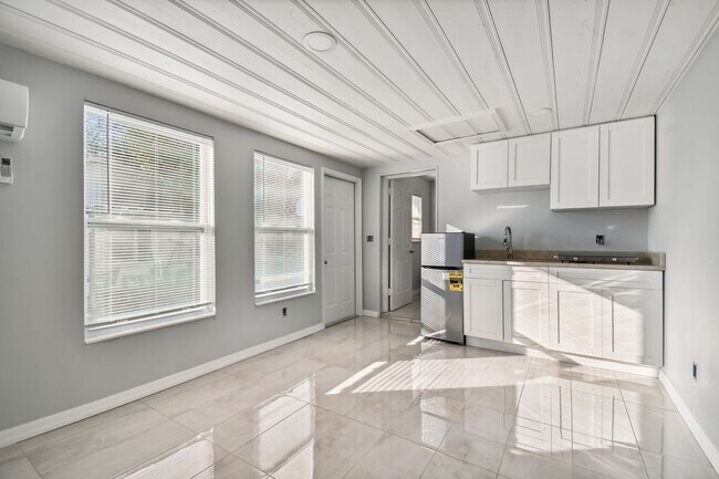 Building Photo - 39041 Manor Dr