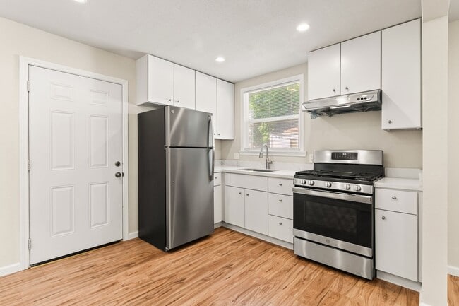 Modern 2 Bedroom in Alameda w/ Parking! - Modern 2 Bedroom in Alameda w/ Parking! Apartment