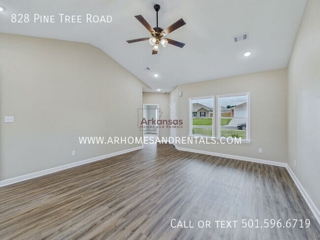 Foto del edificio - 828 Pine Tree Rd