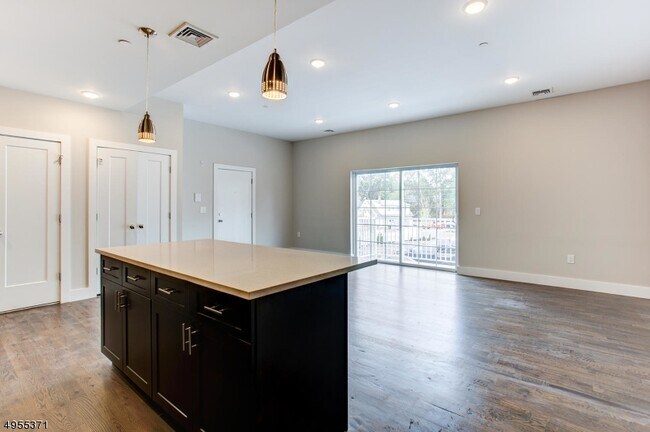 Building Photo - 59 Willet St