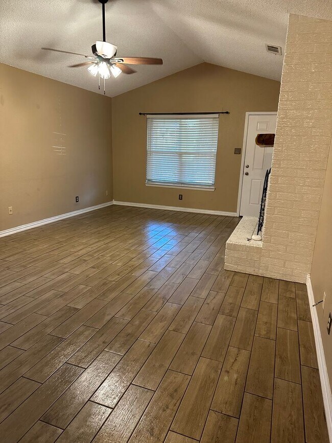 Foto del edificio - 2 Bedroom MISD House with Garage