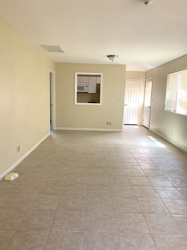 Building Photo - Refreshed 2 Bed / 2 Bath Duplex in Eagle Lake