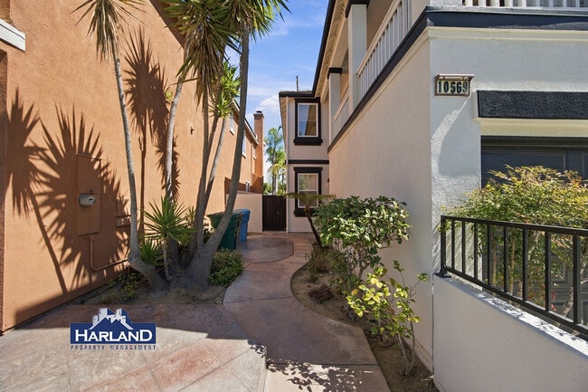 Building Photo - 10569 Corte Jardin Del Mar