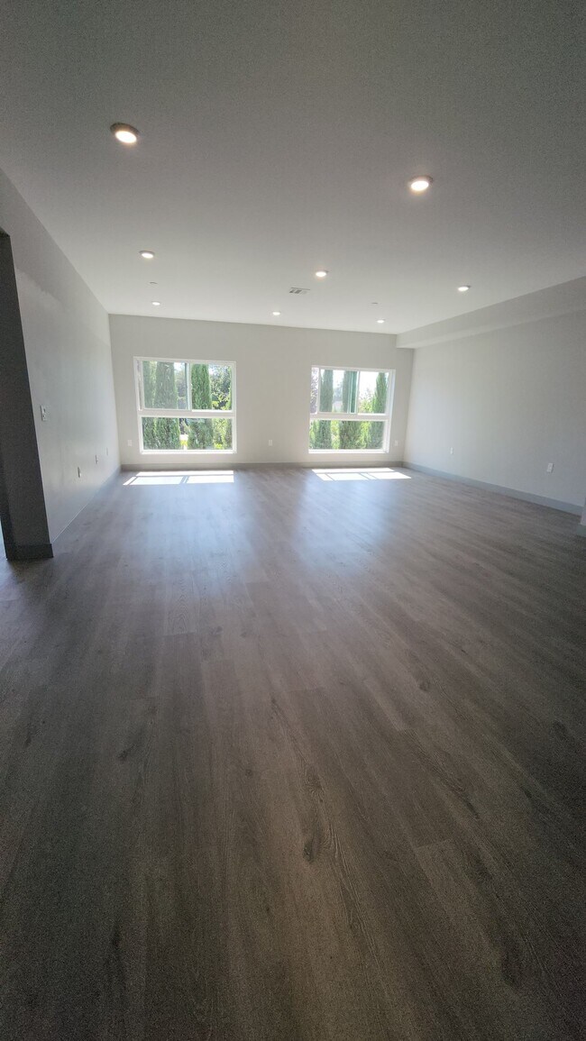 Foto del edificio - 7040 Woodman Ave
