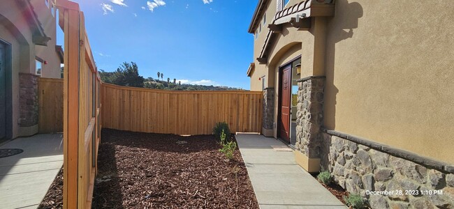 Foto del edificio - Brand New Meadow View Two Story Townhome i...