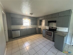 Building Photo - 1302 Cedar Dr