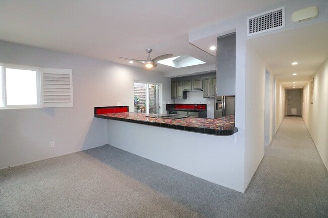 Building Photo - 2 story 2 bed/ 3 bath (+ office w closet) ...