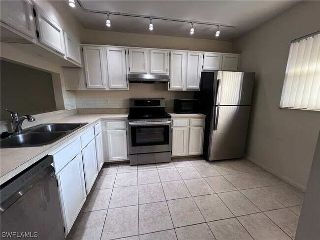 Building Photo - 1801 Courtyard Way