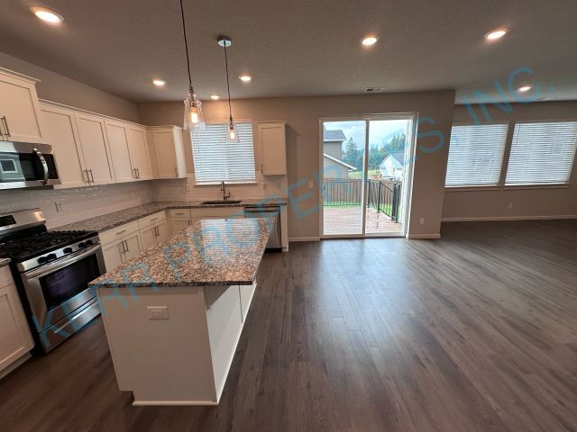 Foto del edificio - Spacious 4-Bed Sanctuary in Sandy with Gra...